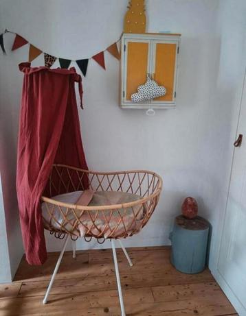 Vintage rotan wiegje babybedje met hemeltje & gifvrij matras