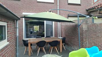 Zweefparasol beschikbaar voor biedingen