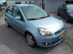 Ford Fiësta 1.3 8V 5 DEURS BJ2006 AIRCO, NIEUWE APK!, 1299 cc, Stof, Zwart, 4 cilinders