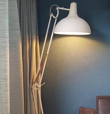 Witte vloerlamp beschikbaar voor biedingen