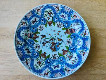 Oud Delft wandbord of schaal gekleurd. beschikbaar voor biedingen