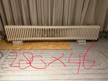 Gietijzeren radiator, 280 x 46 cm, in zeer goede staat. beschikbaar voor biedingen