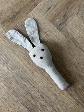 Heel goed: grijs konijn rammelaar lange oren H&M