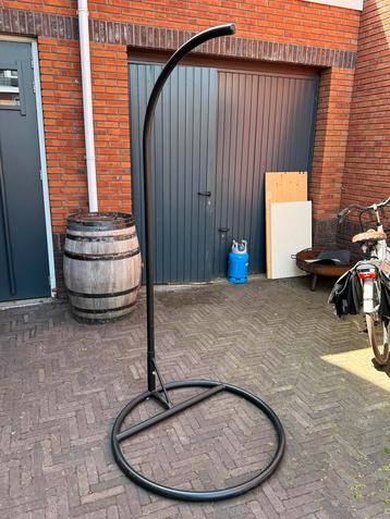 Stevige zwart stalen beugel / standaard voor een hangstoel. beschikbaar voor biedingen