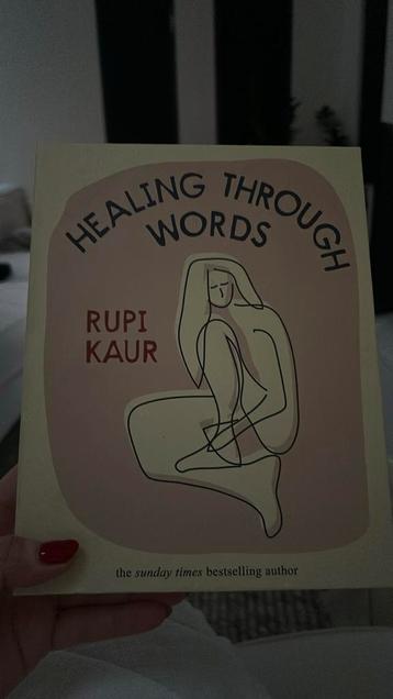 Healing Through Words – Rupi Kaur - Nieuw! beschikbaar voor biedingen