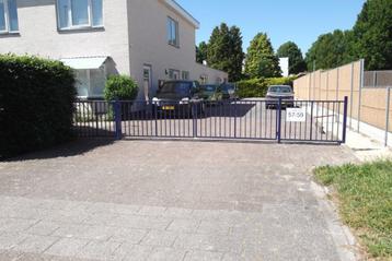 7m hekwerk met dubbele doorrijpoort en een aparte looppoort beschikbaar voor biedingen