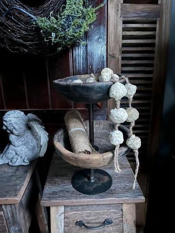 Etagere met 2 oud houten schalen sober,landelijk  beschikbaar voor biedingen