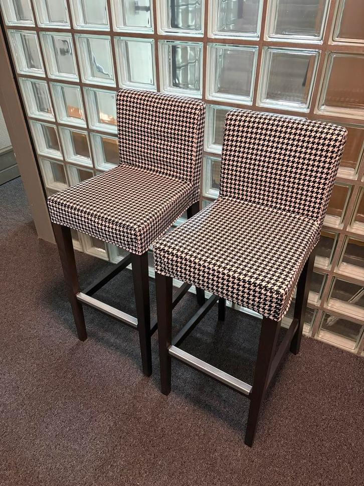 2x IKEA HENRIKSDAL Barkrukken, Huis en Inrichting, Barkrukken, Zo goed als nieuw, 60 tot 90 cm, Hout, 2 krukken, Met voetsteun