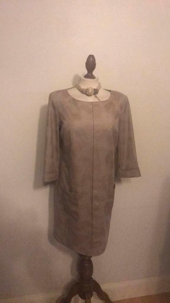 JOSEPH RIBKOFF JURK SUEDINE TAUPE, Kleding | Dames, Jurken, Zo goed als nieuw, Maat 38/40 (M), Overige kleuren, Knielengte, Ophalen of Verzenden