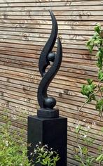 tuinbeeld beeld sculptuur tuinornament Long flame met sokkel, Ophalen, Nieuw, Steen, Abstract beeld