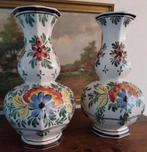 2 Hoge Knobbelvazen (38 cm) - Delft handbeschilderd - 1950, Antiek en Kunst, Ophalen