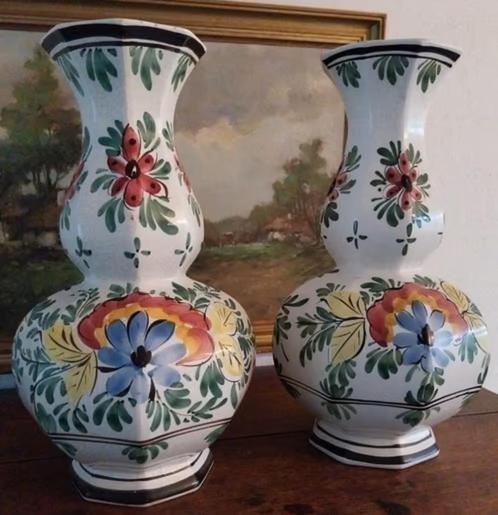 2 Hoge Knobbelvazen (38 cm) - Delft handbeschilderd - 1950, Antiek en Kunst, Antiek | Vazen, Ophalen