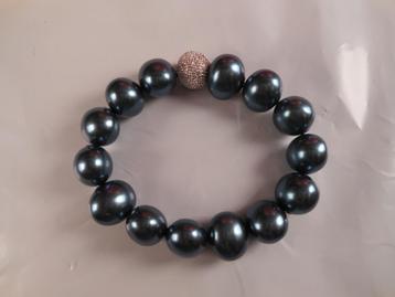 Mooie elastische armband met blauwe shell parels beschikbaar voor biedingen