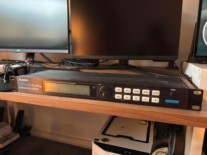 Alesis MidiVerb 4 Effectprocessor, Muziek en Instrumenten, Effecten, Gebruikt, Reverb, Verzenden