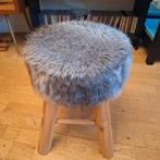 Krukje met vacht. Alleen ophalen., Huis en Inrichting, Krukjes, Ophalen of Verzenden, Hout