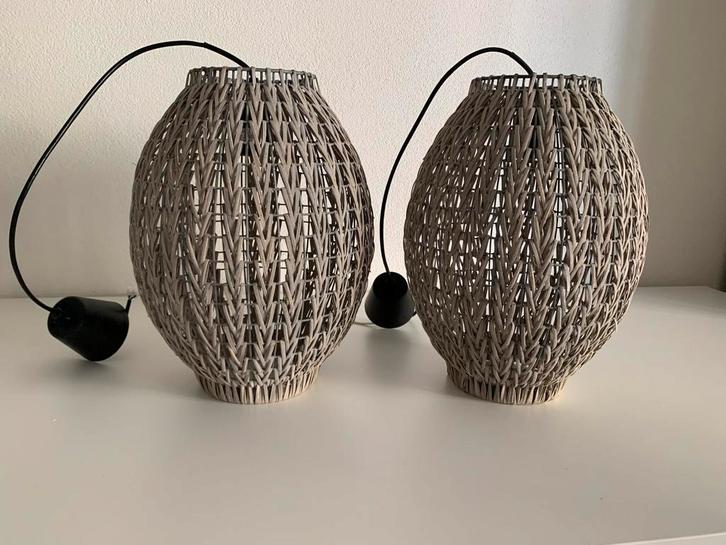 2 Hanglampen riet rotan lichtgrijs naturel 2 stuks, Huis en Inrichting, Lampen | Hanglampen, Zo goed als nieuw, Minder dan 50 cm