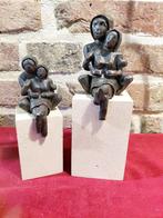 beeldjes van moeder en kind op sokkel, Antiek en Kunst, Ophalen of Verzenden