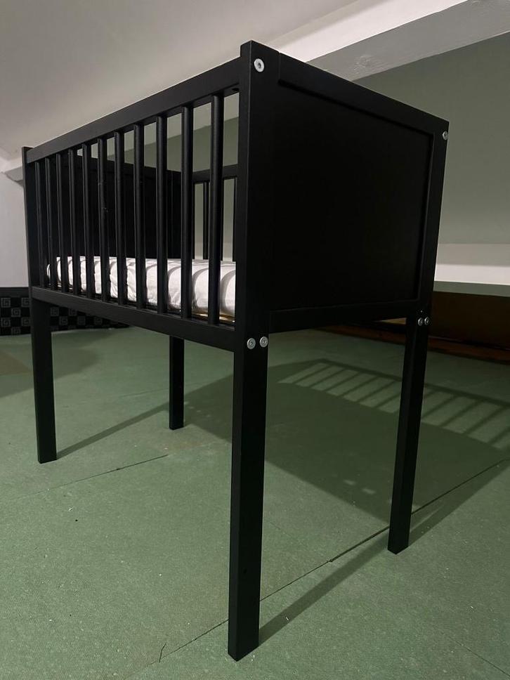 Stijlvolle zwarte wieg | ronde spijlen, Kinderen en Baby's, Babywiegjes en Ledikanten, Zo goed als nieuw, Wieg, Ophalen