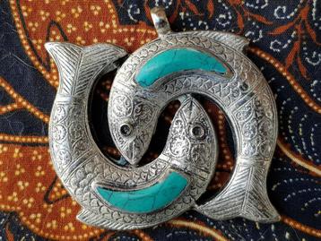 Mooie originele oude Oosterse hanger met vissen 5,5 cm. beschikbaar voor biedingen