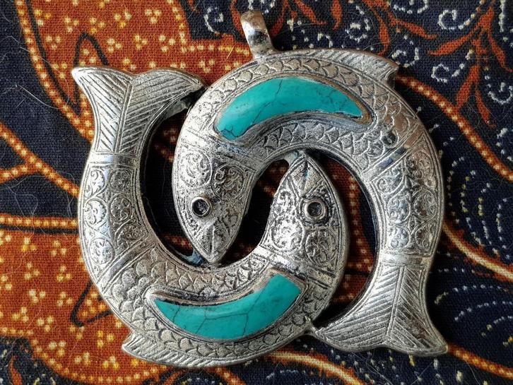 Mooie originele oude Oosterse hanger met vissen 5,5 cm., Antiek en Kunst, Kunst | Niet-Westerse kunst, Ophalen of Verzenden