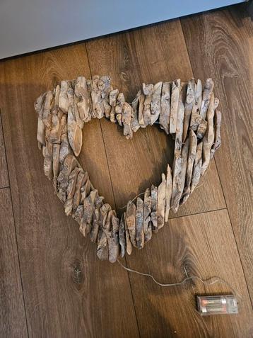 Wanddecoratie, houten hart met lampjes beschikbaar voor biedingen