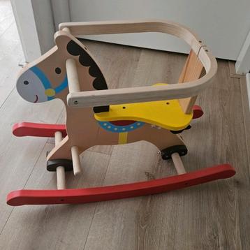 Hobbelpaardje van hout beschikbaar voor biedingen