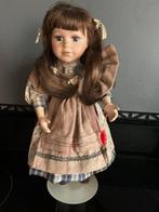 Pop meisje met schort, Ophalen of Verzenden, Zo goed als nieuw, Pop, Levensecht of Reborn