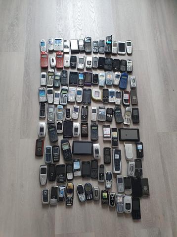 Mega verzameling zeldzame oude telefoons van diverse merken  beschikbaar voor biedingen