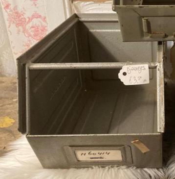 Brocante oude metalen magazijnbak beschikbaar voor biedingen
