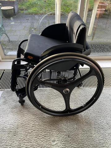 Speciale rolstoel voor sporten en dansen beschikbaar voor biedingen