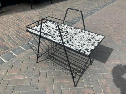 Vintage Mozaïek bijzettafel met lectuurbak, Huis en Inrichting, Tafels | Bijzettafels, Zo goed als nieuw, Rechthoekig, 45 tot 60 cm