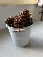 Dennenappels in metalen emmer met porseleinen knop, Tuin en Terras, Tuinbeelden, Ophalen, Gebruikt, Metaal, Overige typen