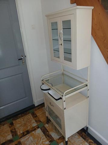 retro vintage metalen medische kast beschikbaar voor biedingen