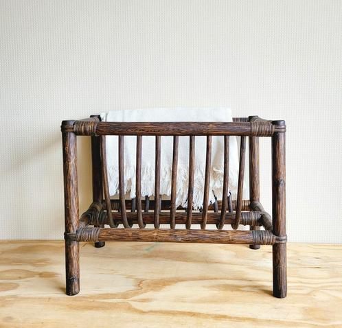 Prachtige vintage donker gekleurde rotan lectuurmand!, Huis en Inrichting, Woonaccessoires | Krantenbakken en Lectuurbakken, Zo goed als nieuw