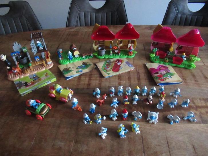 Groot Smurfen dorp met veel smurf poppen poppetjes auto's, Verzamelen, Smurfen, Gebruikt, Verschillende Smurfen, Ophalen of Verzenden