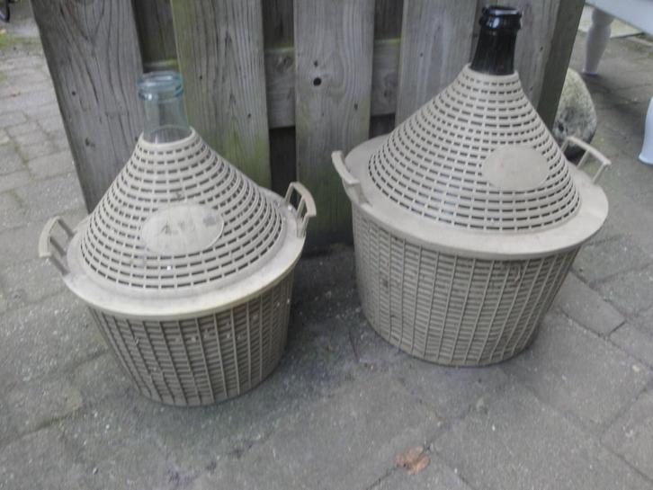 antieke gistflessen met mand, Tuin en Terras, Tuinvazen, Ophalen of Verzenden