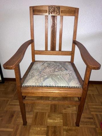 Antieke houten stoel beschikbaar voor biedingen