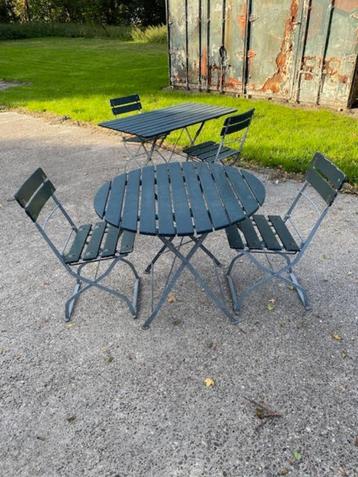 2 ronde terras tafels met 4 stoelen beschikbaar voor biedingen