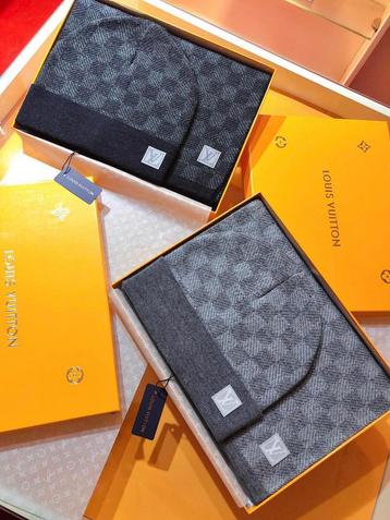 Luxe muts en sjaal set beschikbaar voor biedingen