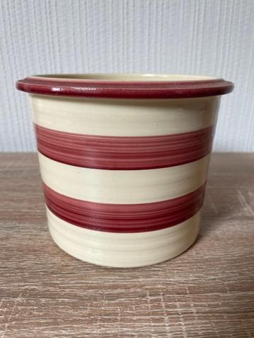 Bloempot met horizontale strepen beschikbaar voor biedingen