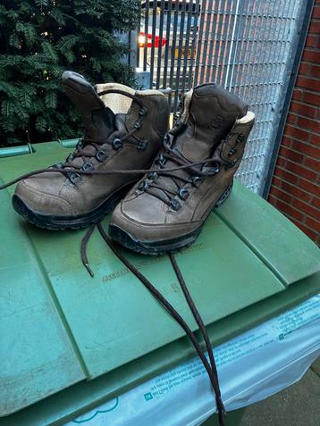 Hoge wandelschoenen beschikbaar voor biedingen