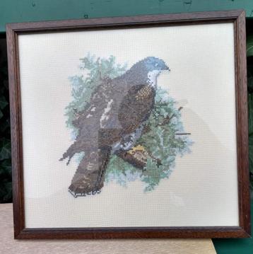 Hand geborduurd schilderij vogel achter glas 32 x 34 cm beschikbaar voor biedingen