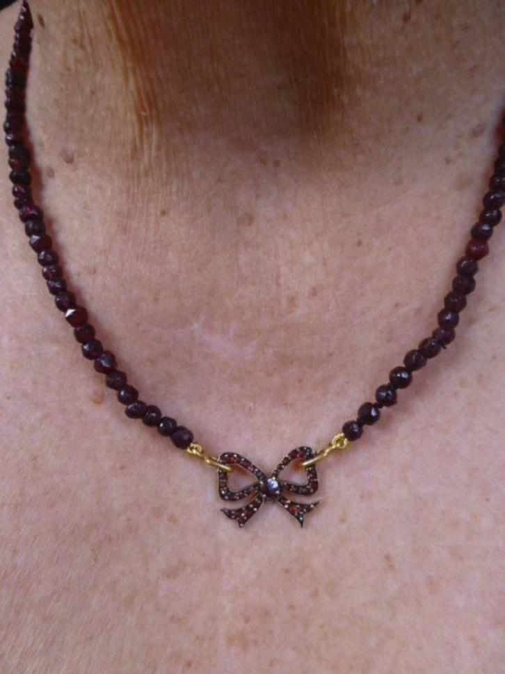 Antiek Collier 14 kt Goud en Granaat met Strikvorm in midden, Sieraden, Tassen en Uiterlijk, Antieke sieraden, Ketting, Goud, Met edelsteen