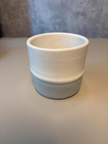 Witte plantenpot beschikbaar voor biedingen