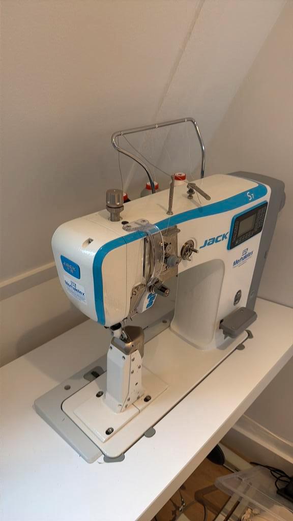 Amper gebruikte jack S7 naaimachine, Hobby en Vrije tijd, Naaimachines en Toebehoren, Zo goed als nieuw, Naaimachine, Overige merken