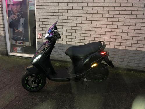 DIKKE PIAGGIO ZIP SP 45KM BROM MAT BLACK BJ2023 5000KM VOL, Fietsen en Brommers, Scooters | Piaggio, Zo goed als nieuw, Zip, Maximaal 45 km/u