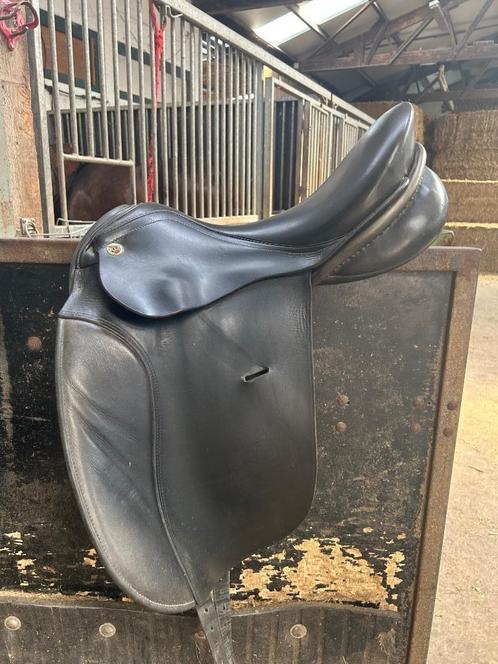 KN dressuurzadel en stubben springzadel, Dieren en Toebehoren, Paarden en Pony's | Zadels, Gebruikt, Dressuur, Ophalen