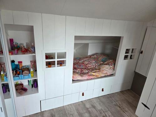 Supergave bedstee/huisjesbed onder schuine wand met bedlade, Kinderen en Baby's, Kinderkamer | Bedden, Zo goed als nieuw, 180 cm of meer