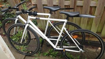 Twee Elops 500 single speed stadsfietsen beschikbaar voor biedingen