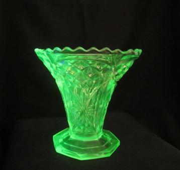 Antieke art deco uranium vaseline glazen vaas beschikbaar voor biedingen